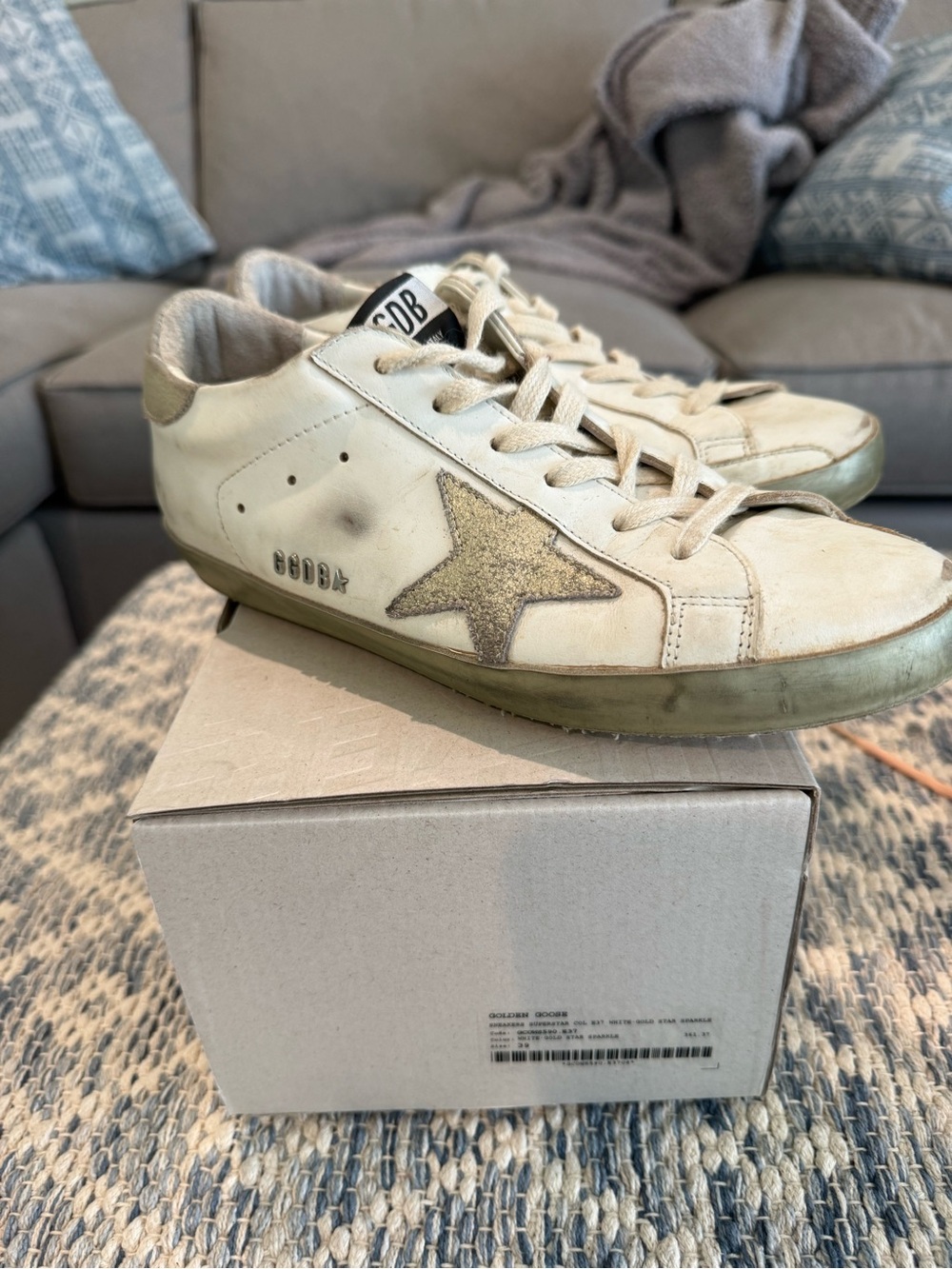 Golden Star superstar Low-Top Sneakers in Off-White with Gold Star